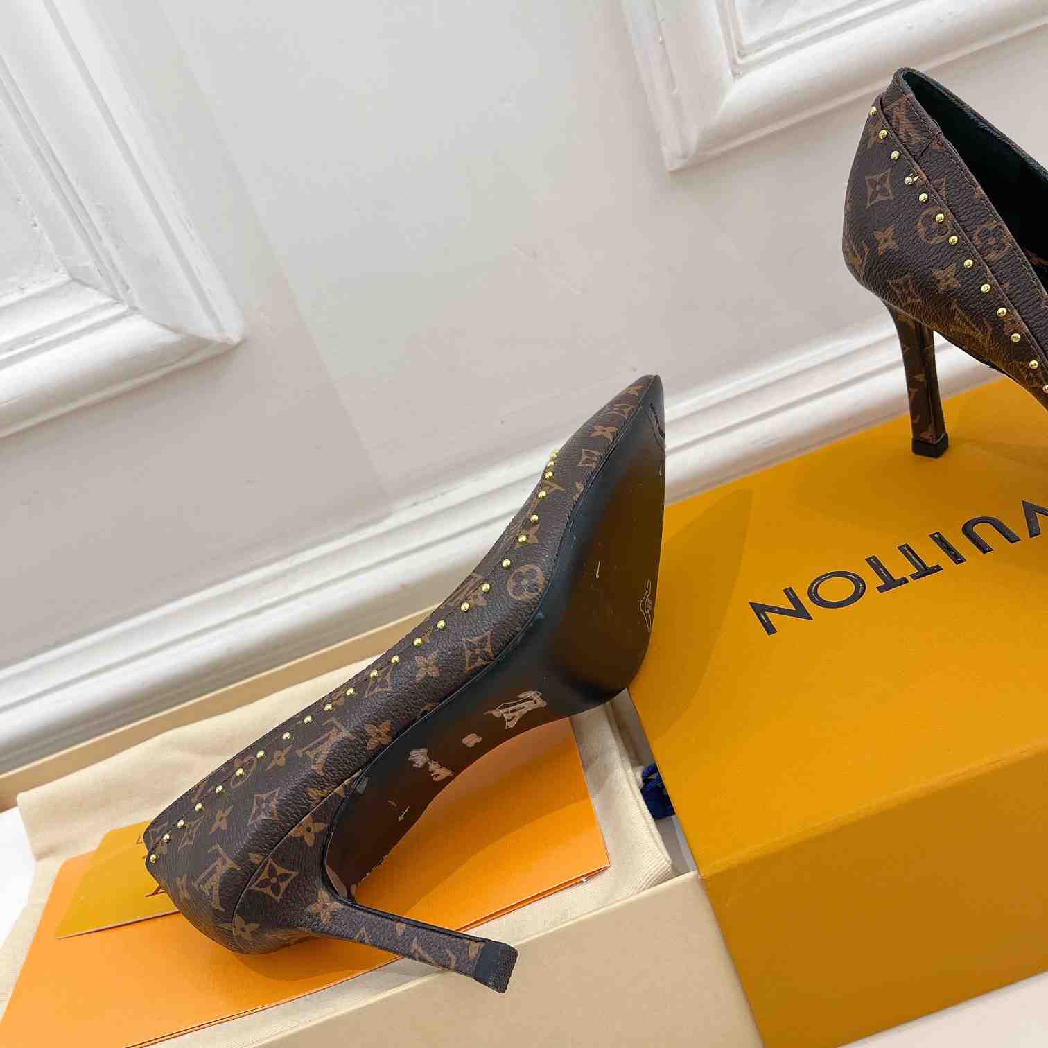 Louis Vuitton Signature Pump - DopestKickz