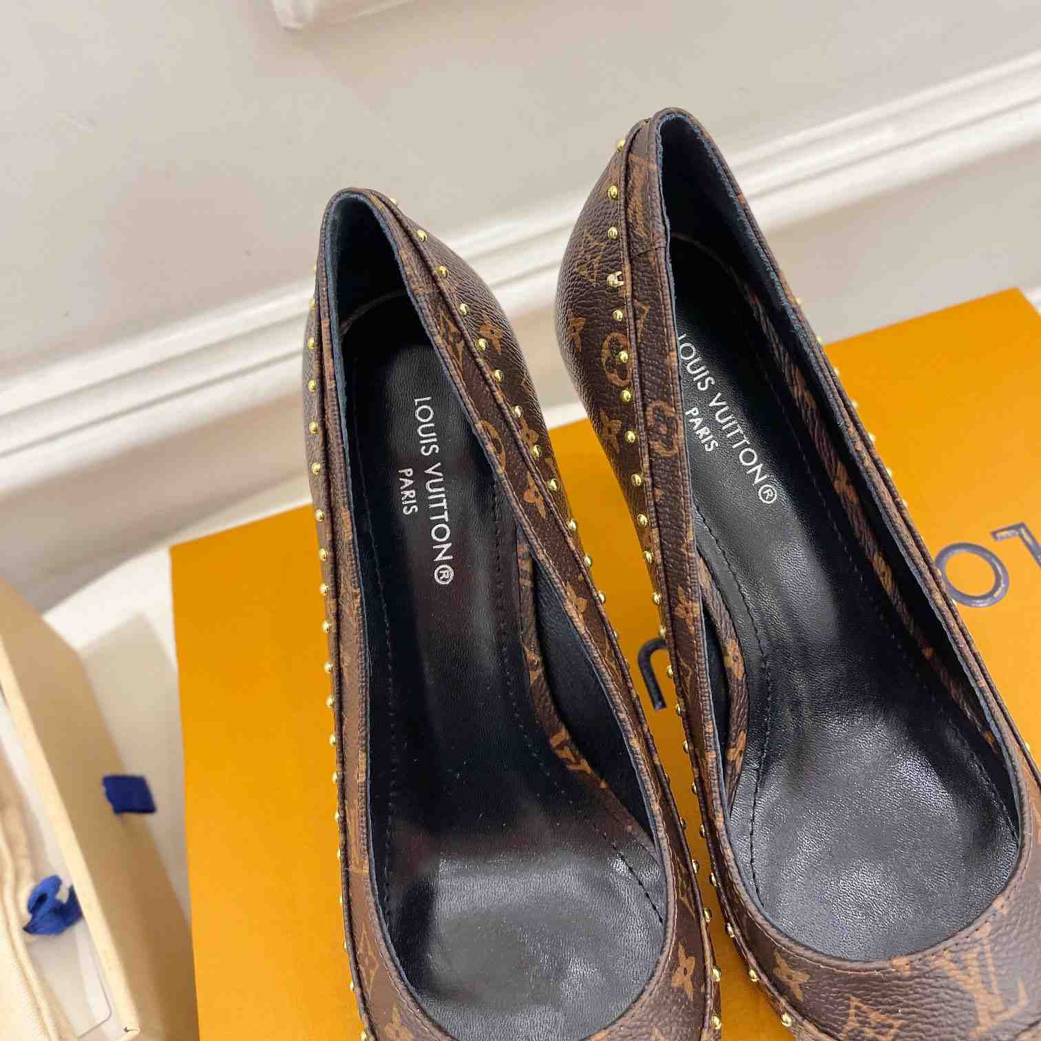 Louis Vuitton Signature Pump - DopestKickz