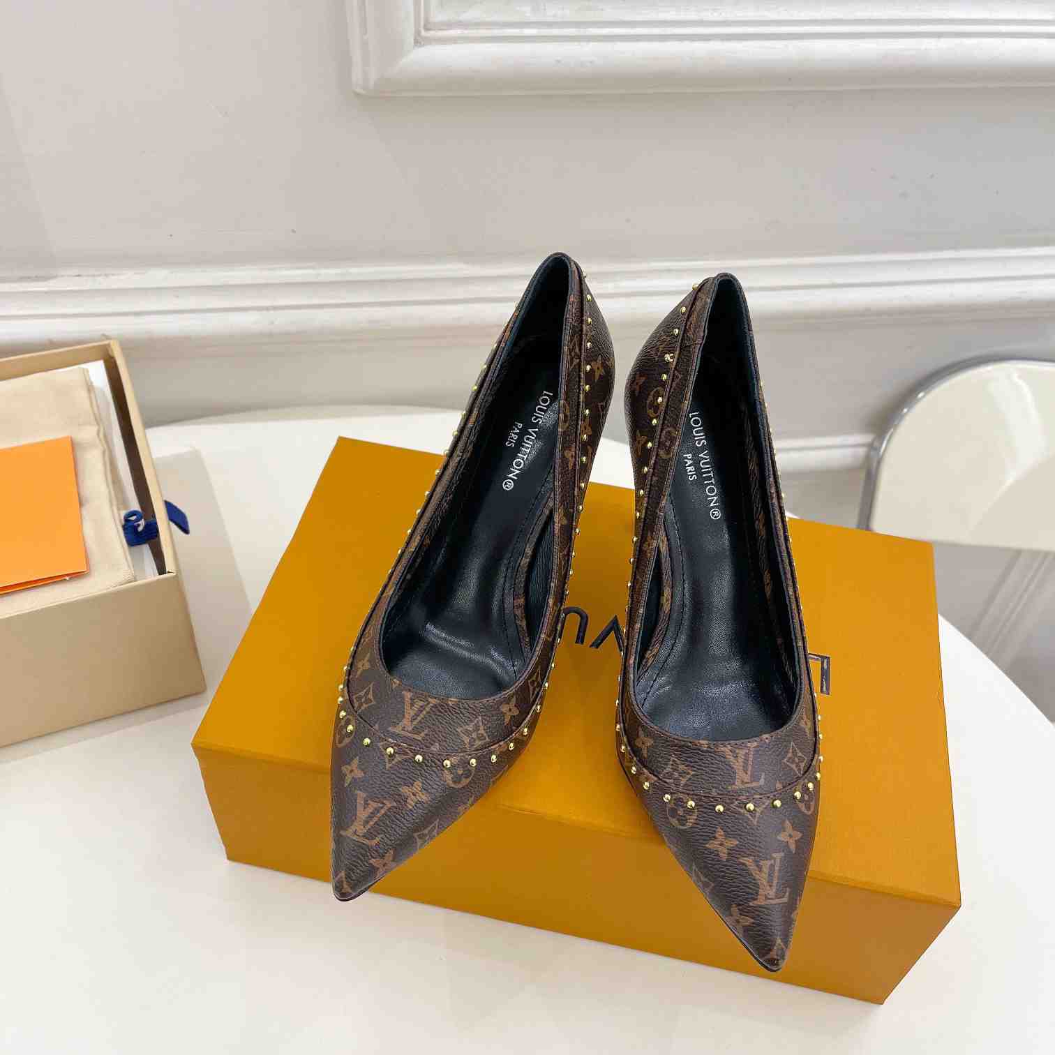 Louis Vuitton Signature Pump - DopestKickz