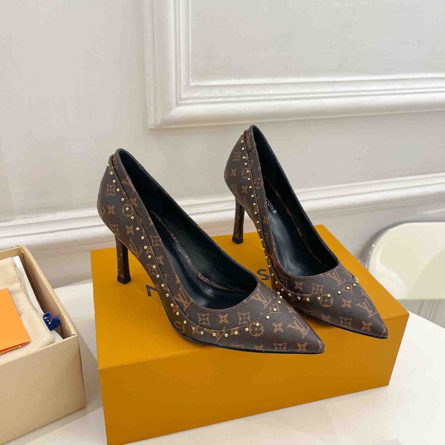 Louis Vuitton Signature Pump - DopestKickz