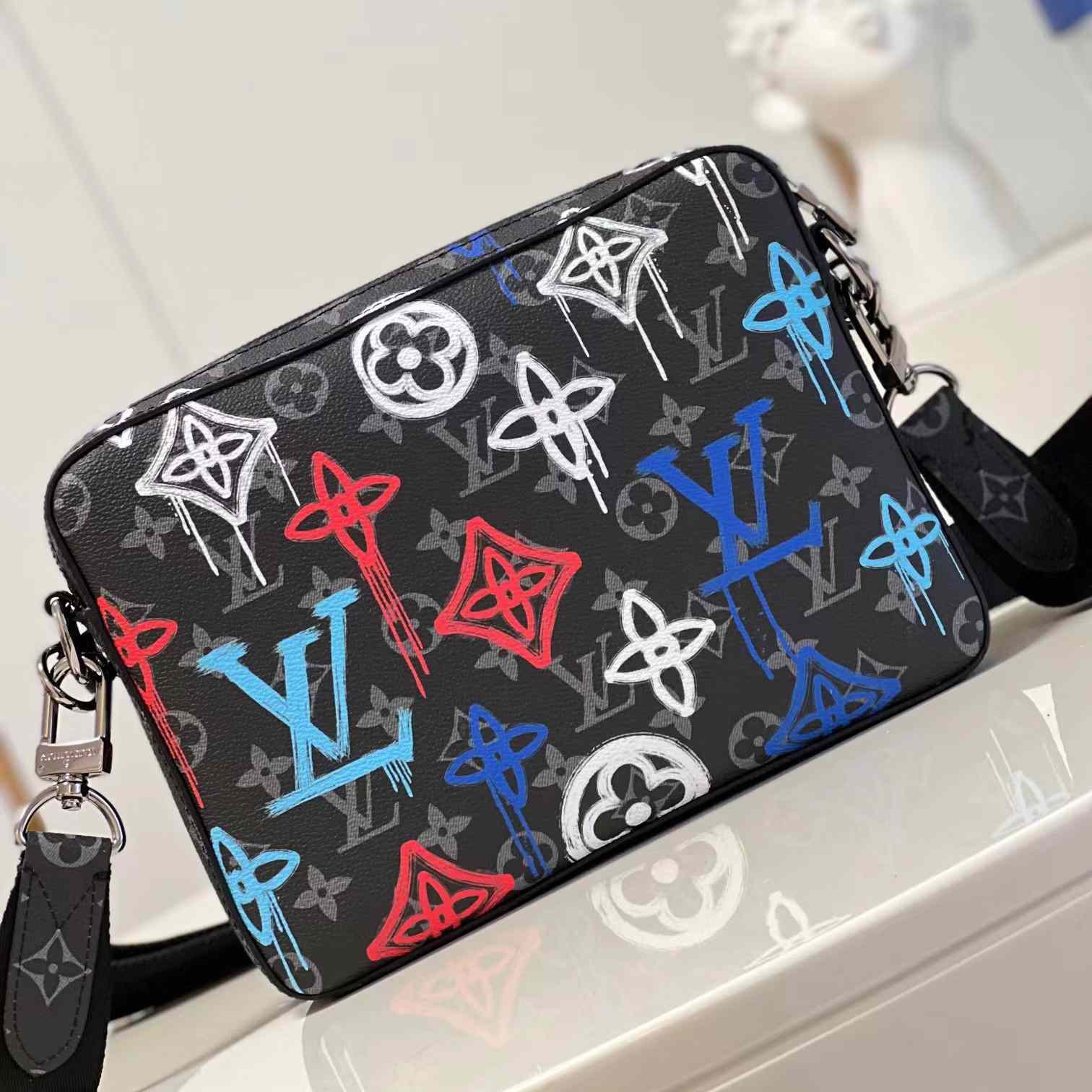 Louis Vuitton Trio Messenger(25-18.5-7cm)   M21396 - DopestKickz