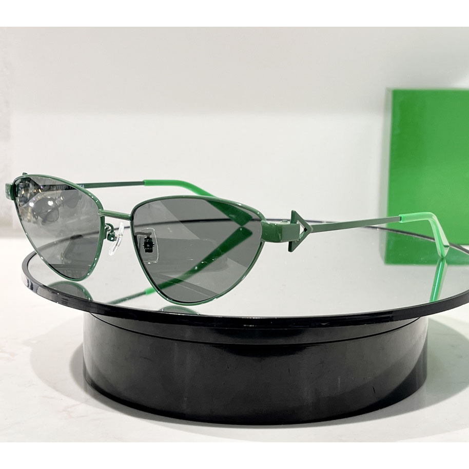 Bottega Veneta Turn Cat-Eye Sunglasses    BV1186S - DopestKickz