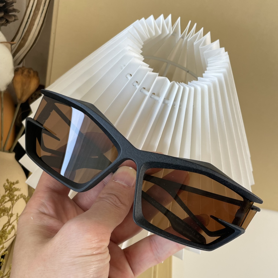 Givenchy Giv Cut sunglasses In Nylon       GV40049  - DopestKickz