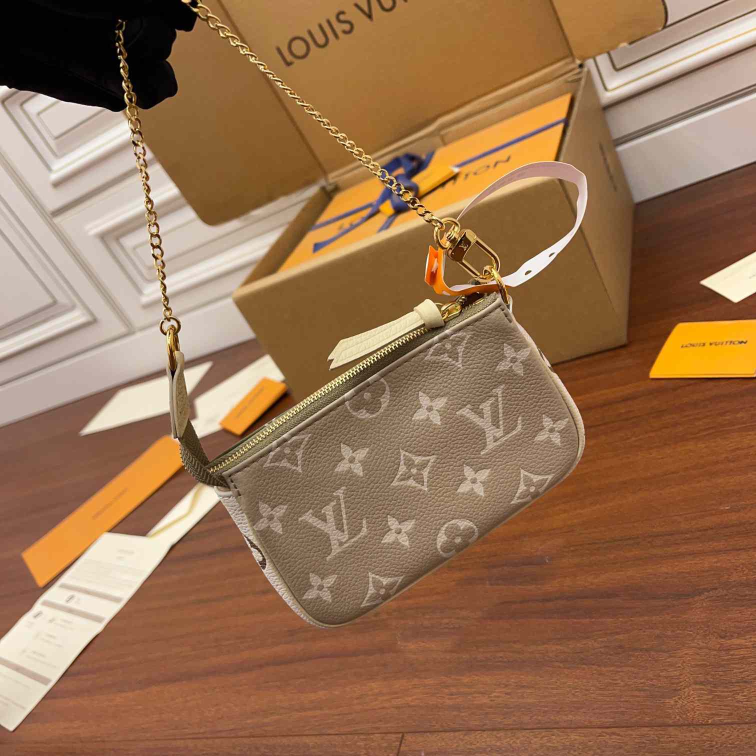 Louis Vuitton Mini Pochette Accessoires(15.5x10.5x4CM)    M81284 - DopestKickz