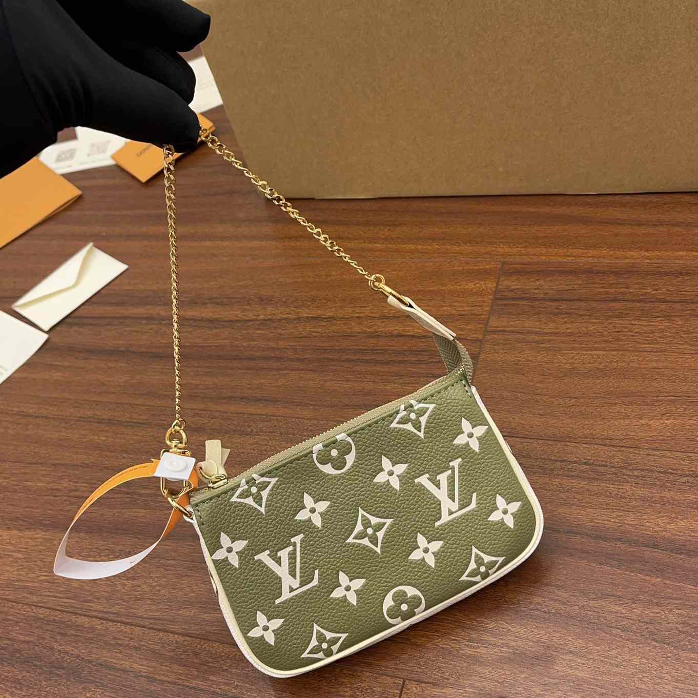 Louis Vuitton Mini Pochette Accessoires(15.5x10.5x4CM)    M81284 - DopestKickz