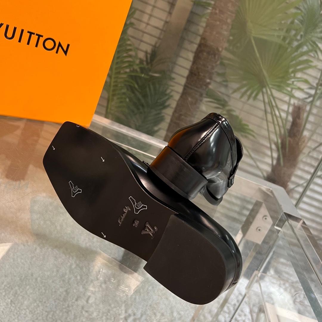Louis Vuitton Connelly Flat Loafer      1AAOKF - DopestKickz
