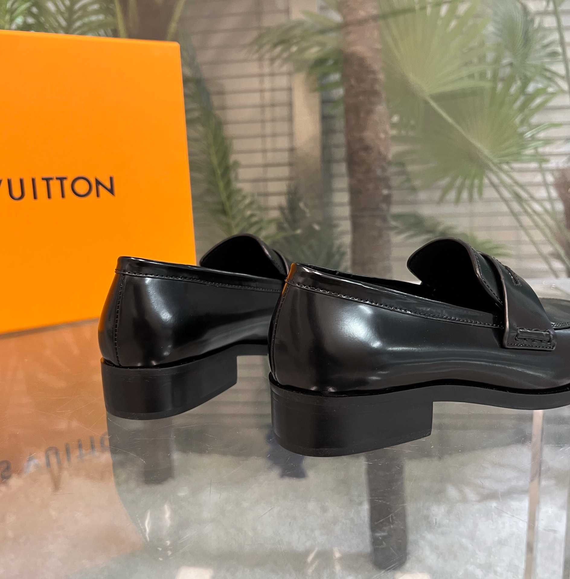Louis Vuitton Connelly Flat Loafer      1AAOKF - DopestKickz