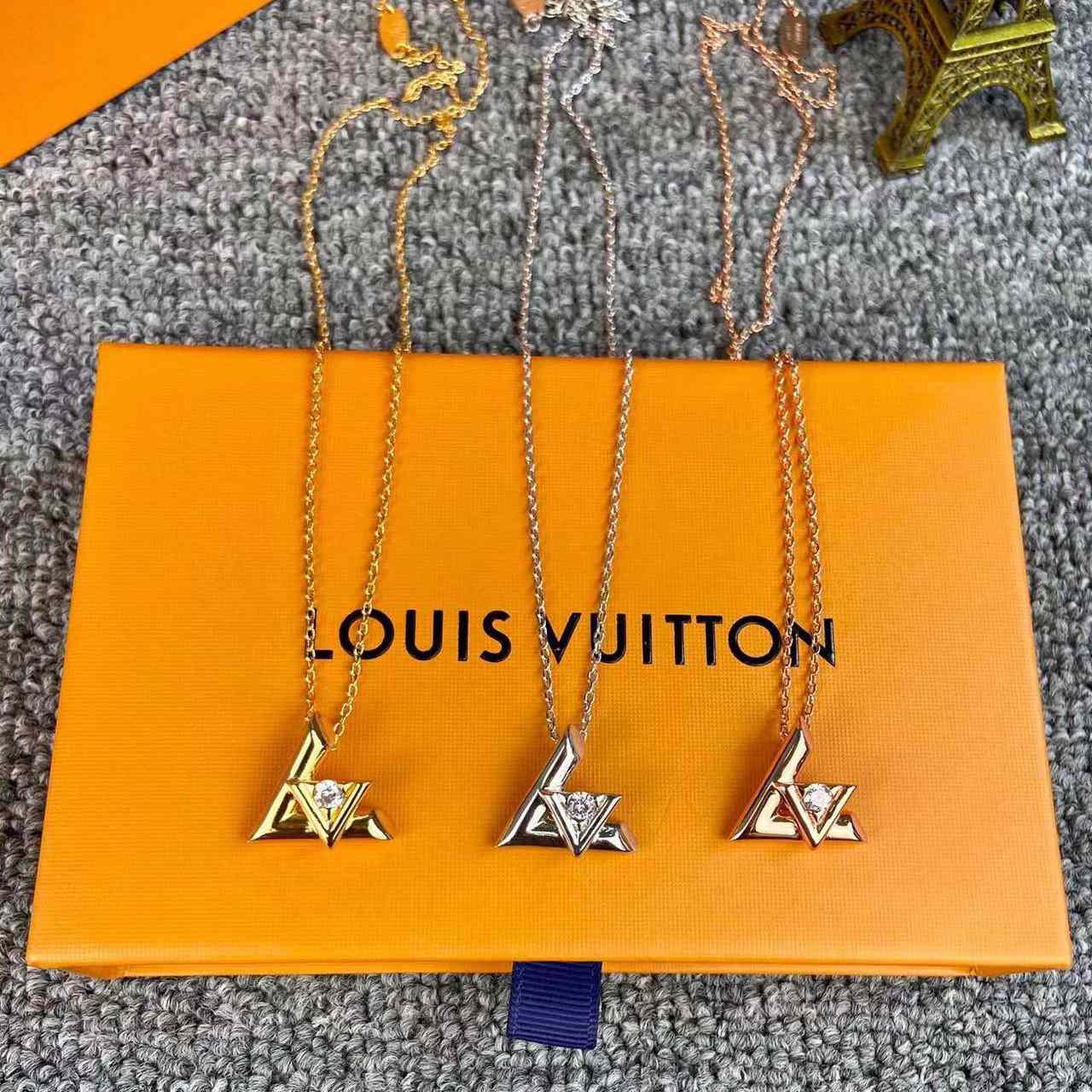 Louis Vuitton LV Volt One Small Pendant, Pink Gold And Diamond     Q93813 - DopestKickz