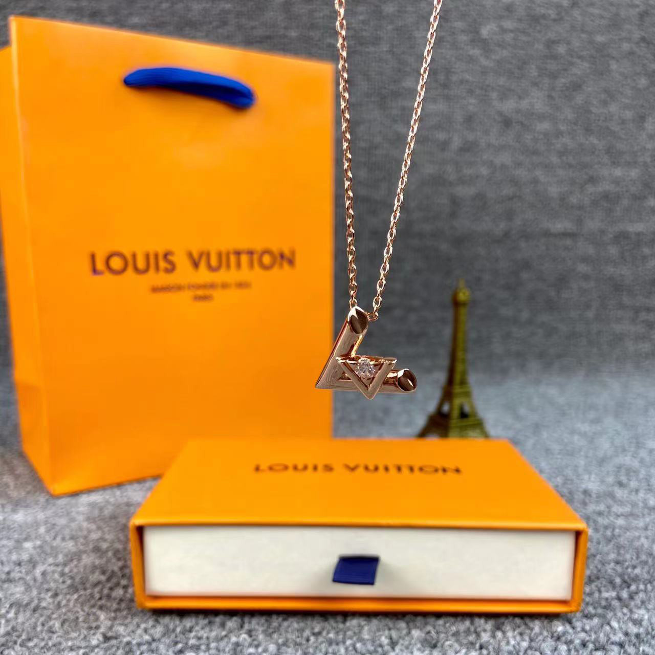 Louis Vuitton LV Volt One Small Pendant, Pink Gold And Diamond     Q93813 - DopestKickz