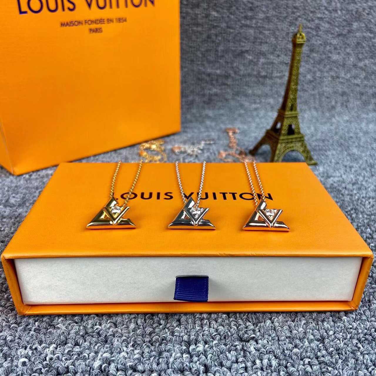 Louis Vuitton LV Volt One Small Pendant, Pink Gold And Diamond     Q93813 - DopestKickz