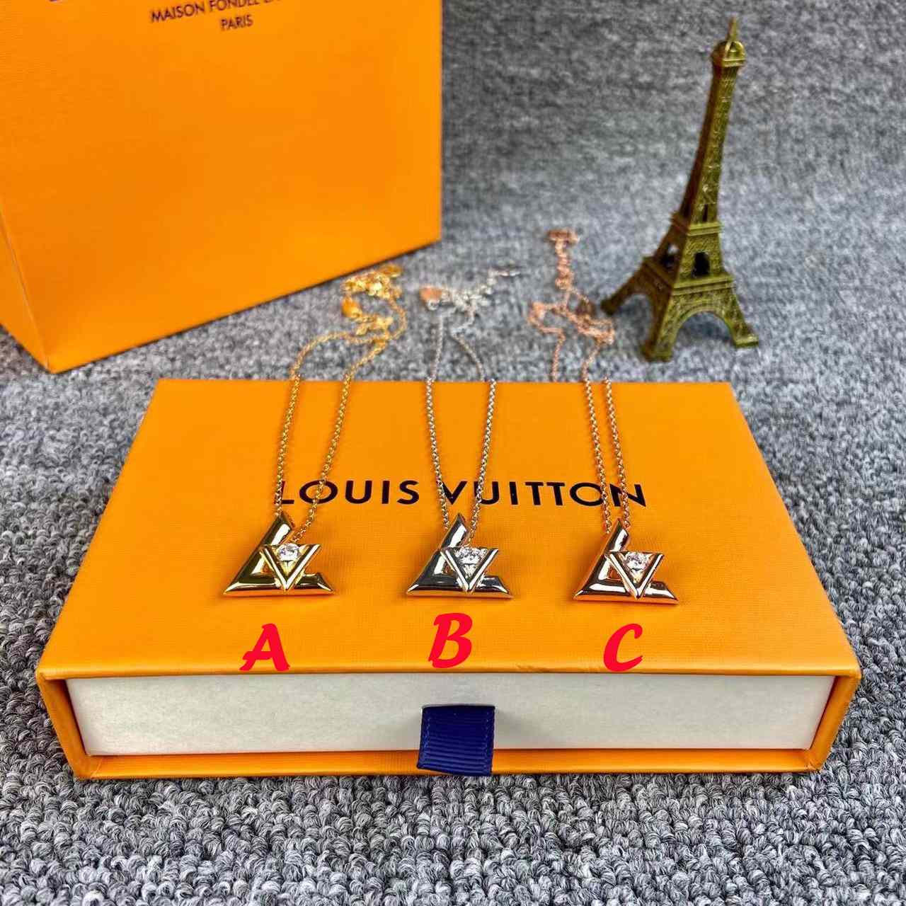 Louis Vuitton LV Volt One Small Pendant, Pink Gold And Diamond     Q93813 - DopestKickz