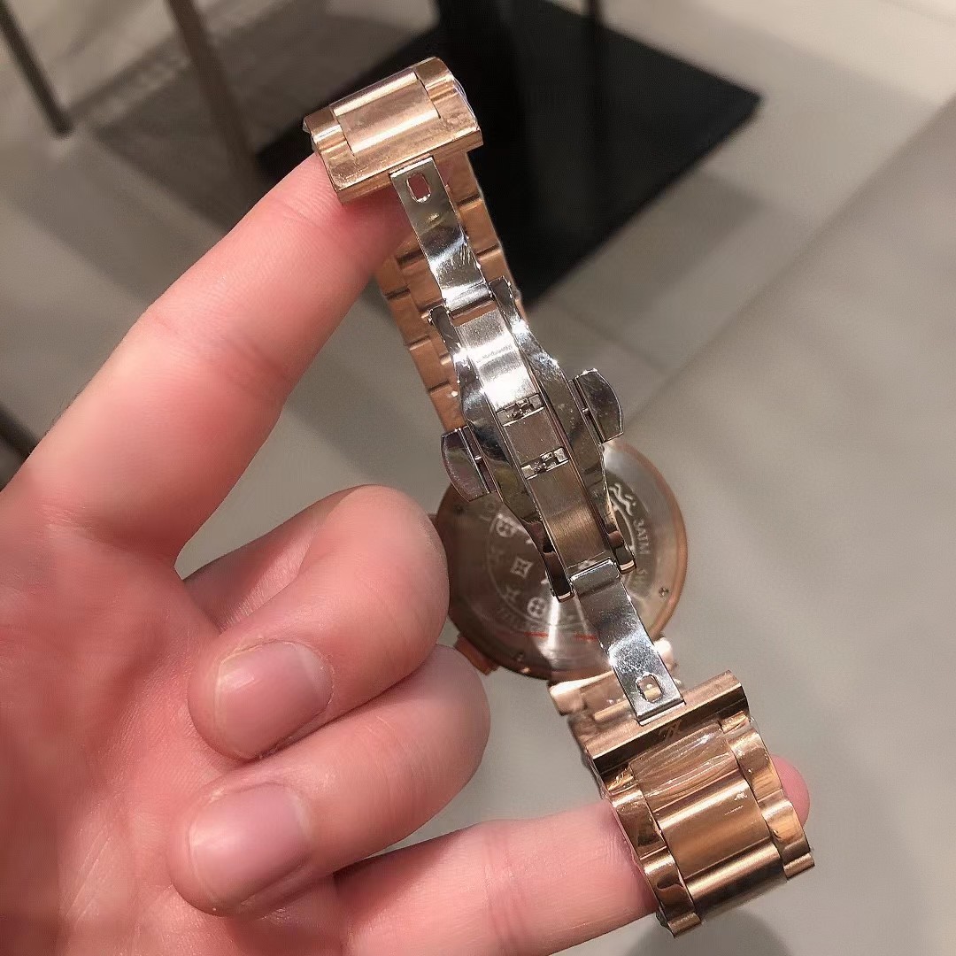 Louis Vuitton Watch - DopestKickz