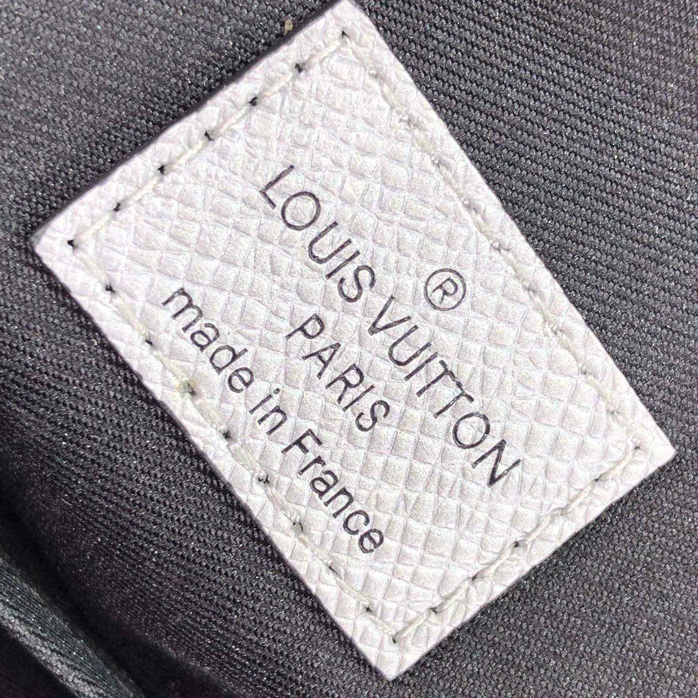 Louis Vuitton Outdoor Slingbag  (13-21-5cm)   M30833 - DopestKickz