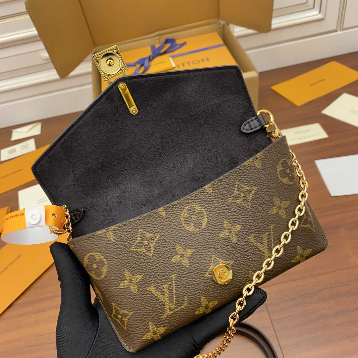 Louis Vuitton Padlock On Strap   M80559 - DopestKickz