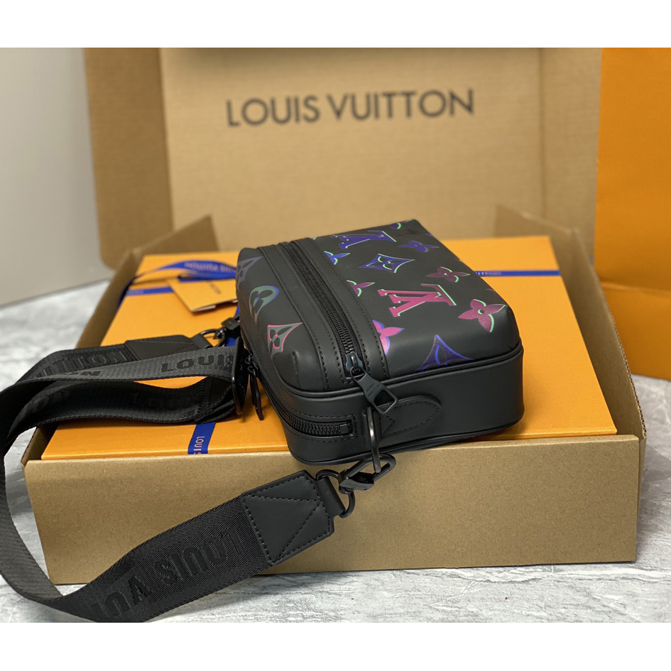  Louis Vuitton Comet Messenger PM Other Leathers(21.5-14-7.5cm)    M22495 - DopestKickz