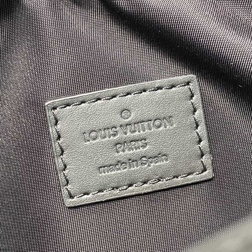  Louis Vuitton Comet Messenger PM Other Leathers(21.5-14-7.5cm)    M22495 - DopestKickz