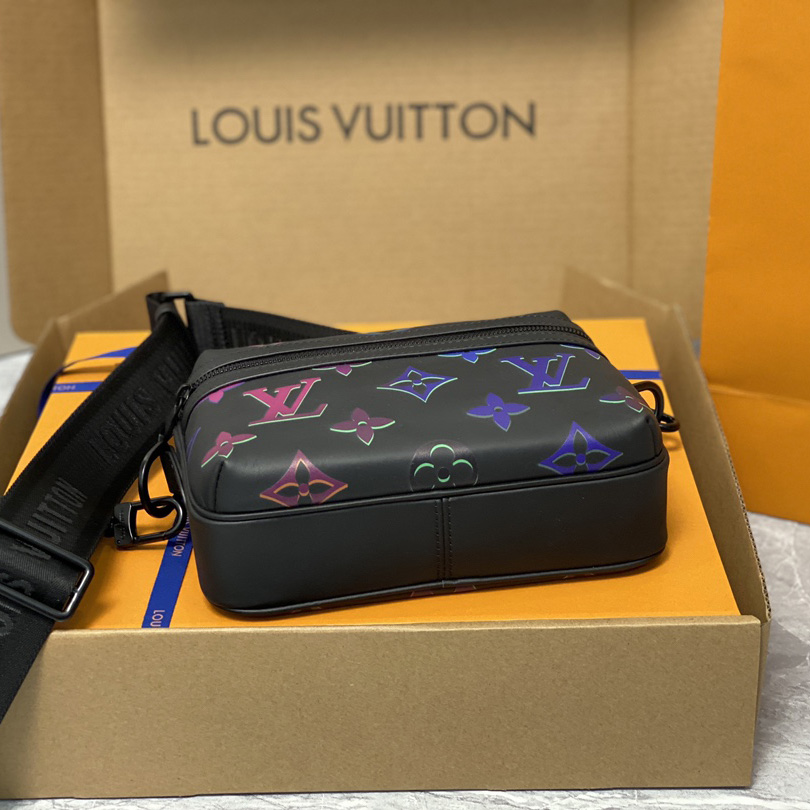  Louis Vuitton Comet Messenger PM Other Leathers(21.5-14-7.5cm)    M22495 - DopestKickz