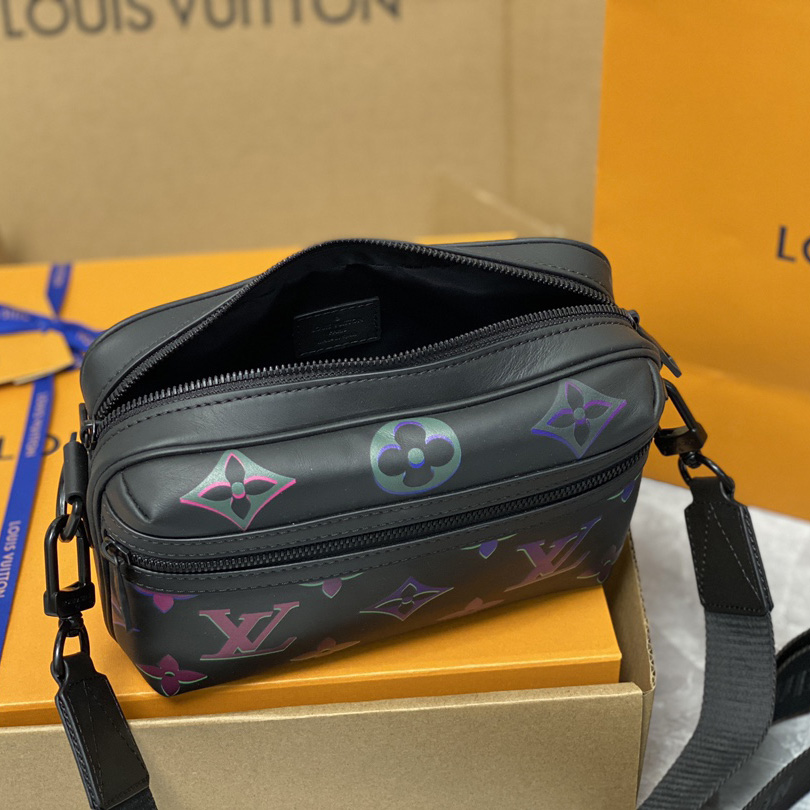  Louis Vuitton Comet Messenger PM Other Leathers(21.5-14-7.5cm)    M22495 - DopestKickz