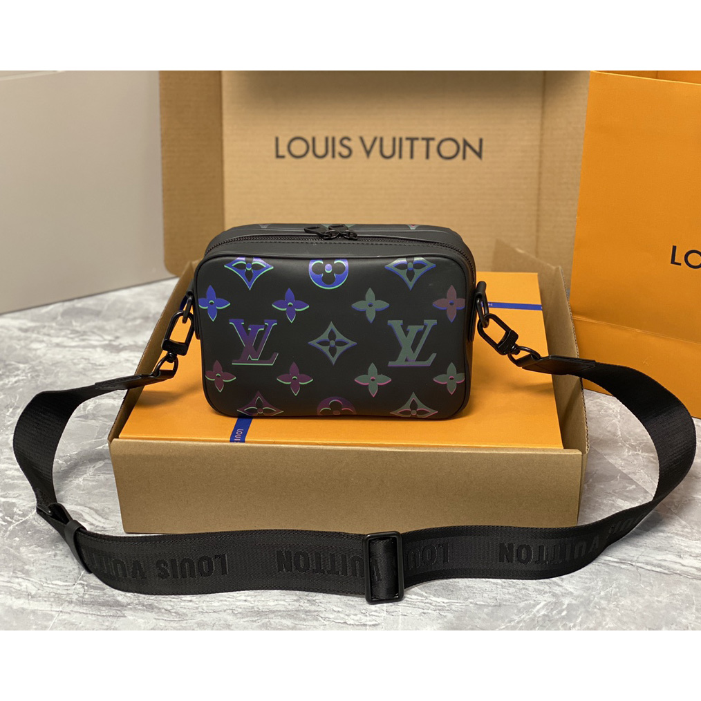  Louis Vuitton Comet Messenger PM Other Leathers(21.5-14-7.5cm)    M22495 - DopestKickz