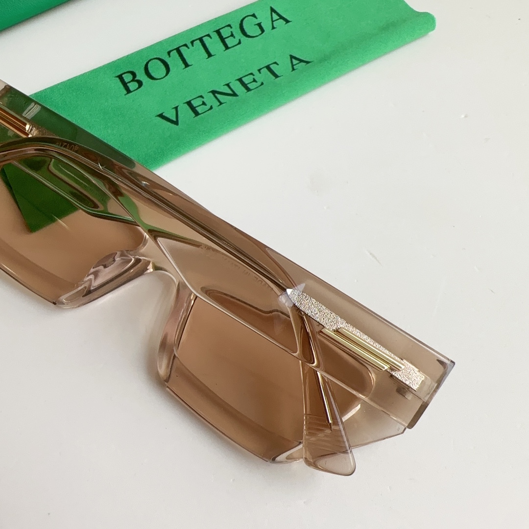 Bottega Veneta Cat-eye frame Sunglasses - DopestKickz