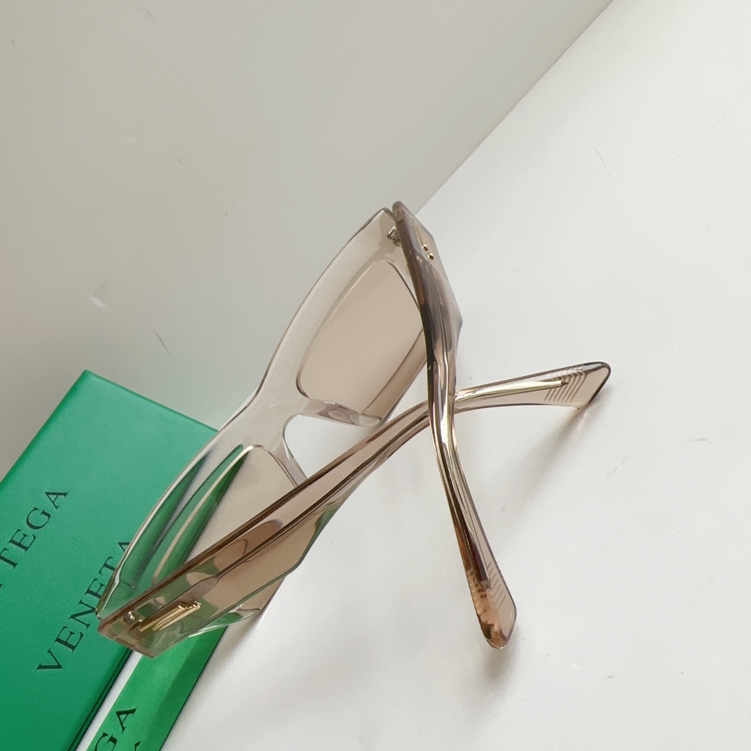 Bottega Veneta Cat-eye frame Sunglasses - DopestKickz