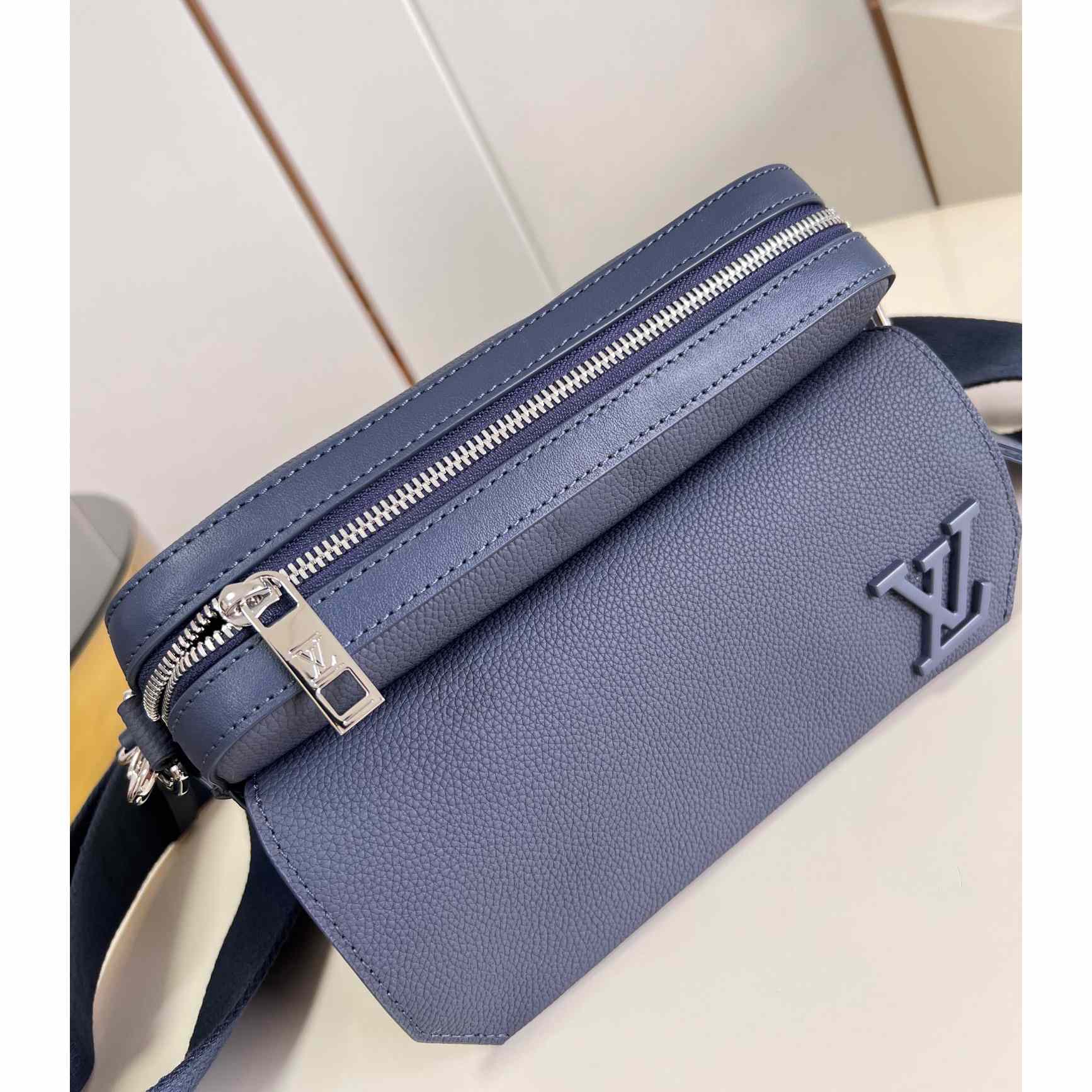 Louis Vuitton Fastline Messenger (23.5x18x7cm)   M22611 - DopestKickz
