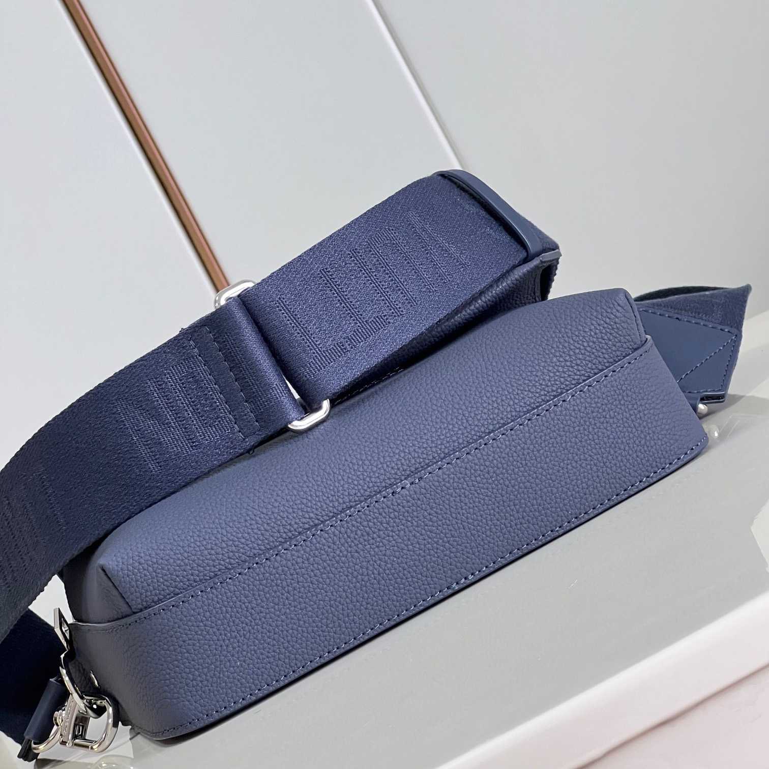 Louis Vuitton Fastline Messenger (23.5x18x7cm)   M22611 - DopestKickz