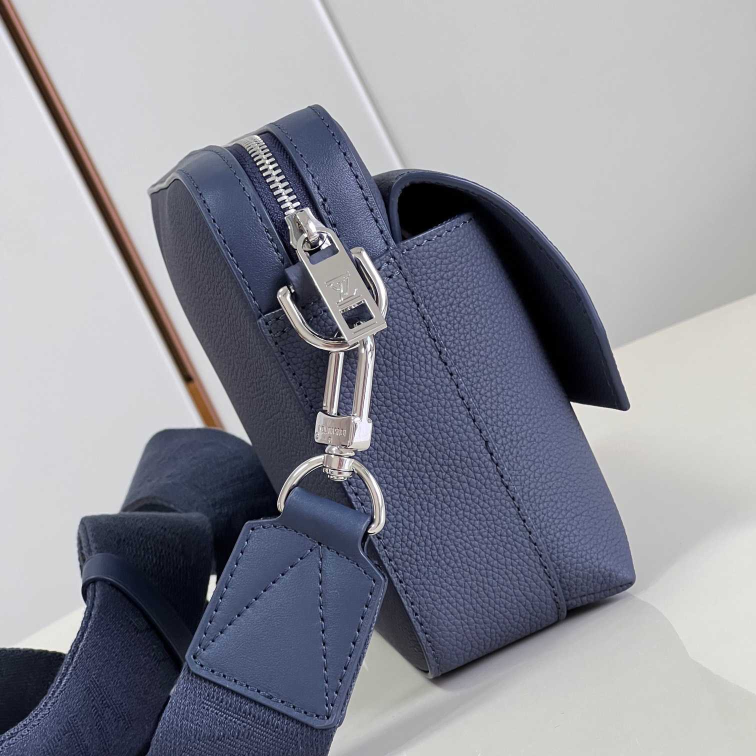 Louis Vuitton Fastline Messenger (23.5x18x7cm)   M22611 - DopestKickz