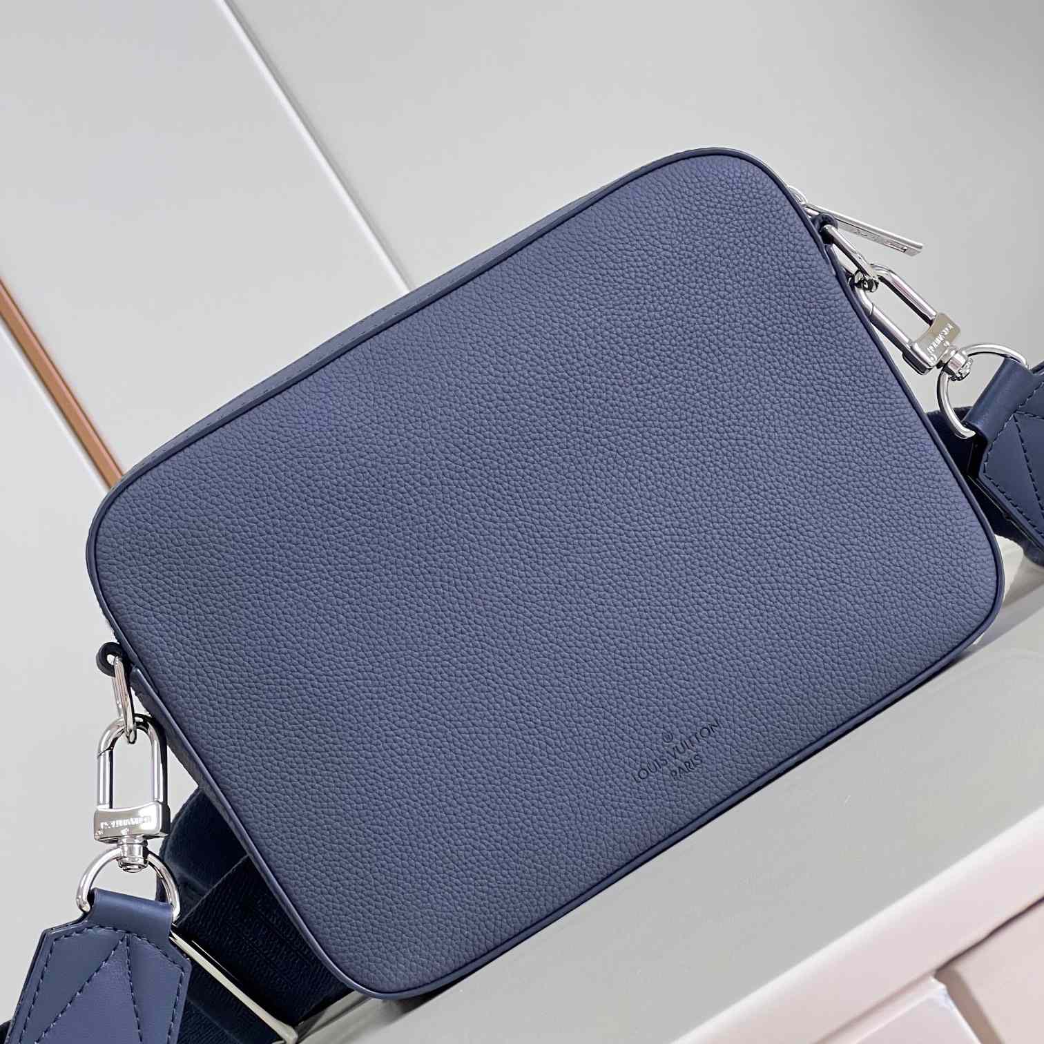Louis Vuitton Fastline Messenger (23.5x18x7cm)   M22611 - DopestKickz
