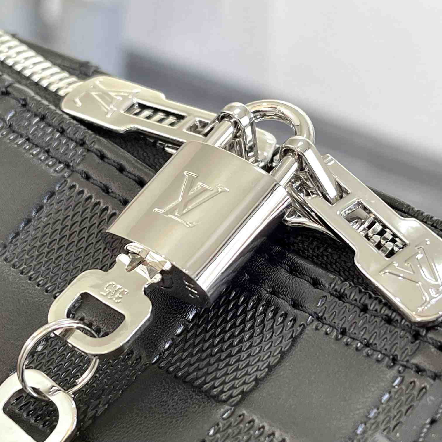 Louis Vuitton Keepall Bandoulière 50 Black    N41145 - DopestKickz