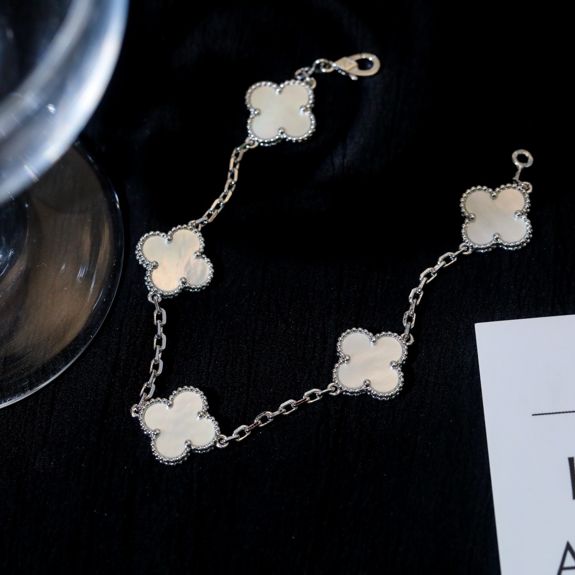 Van Cleef & Arpels Bracelet - DopestKickz