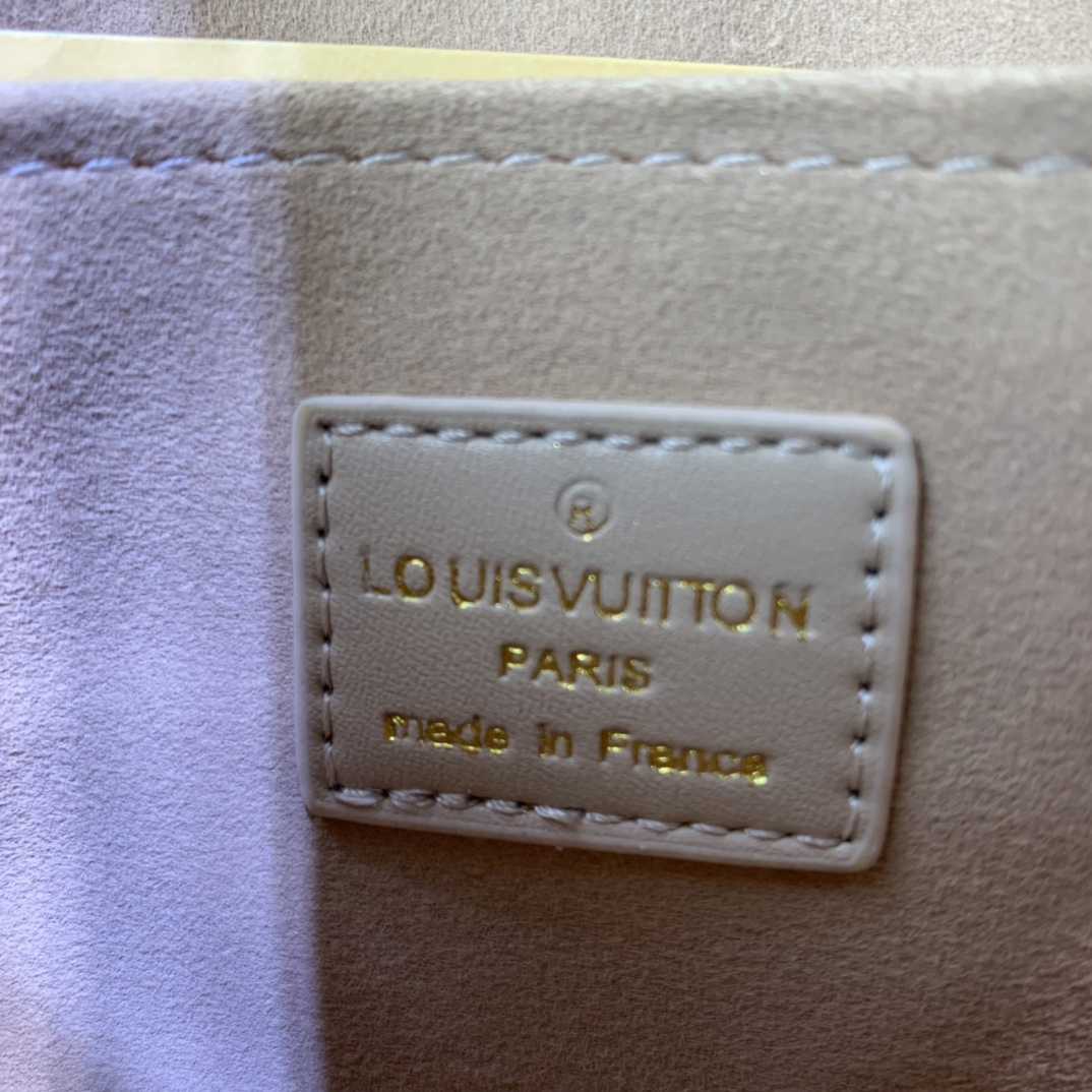 Louis Vuitton  Locky BB Handbag  (21x17x8cm)     M43577 - DopestKickz