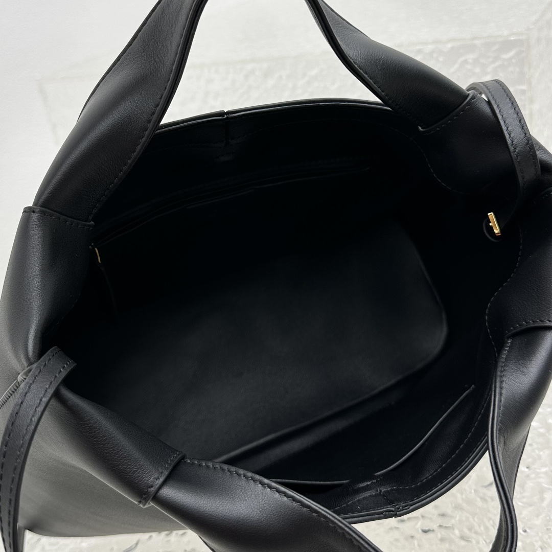 The Row Camdem Bag  ( 32x23x14cm) - DopestKickz