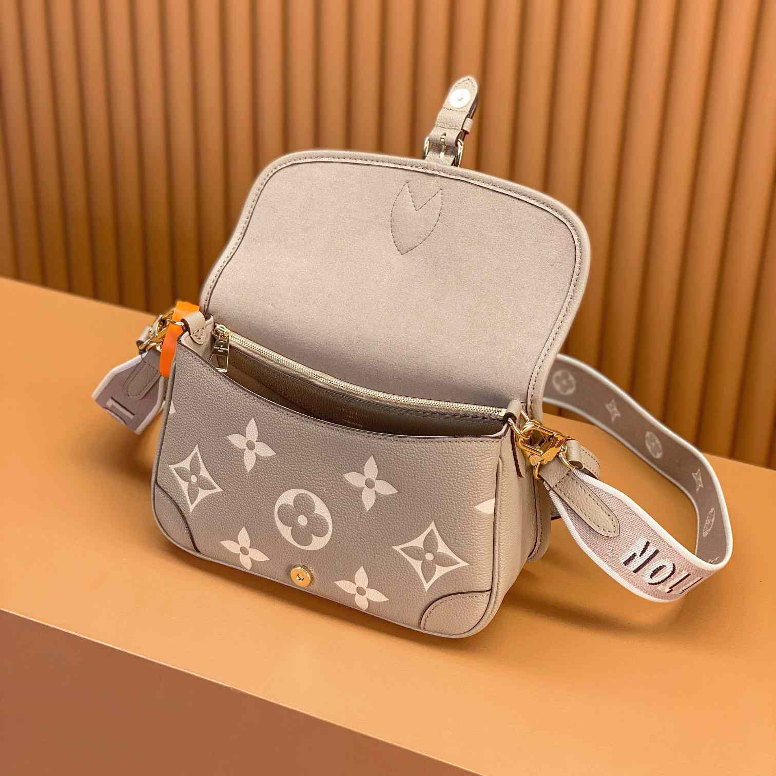 Louis Vuitton Diane (23 x 16 x 8.5cm)  M46583 - DopestKickz