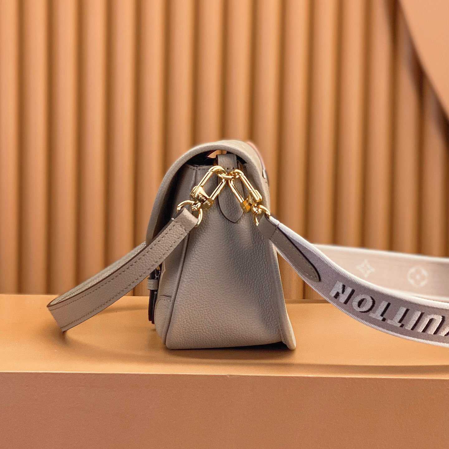 Louis Vuitton Diane (23 x 16 x 8.5cm)  M46583 - DopestKickz