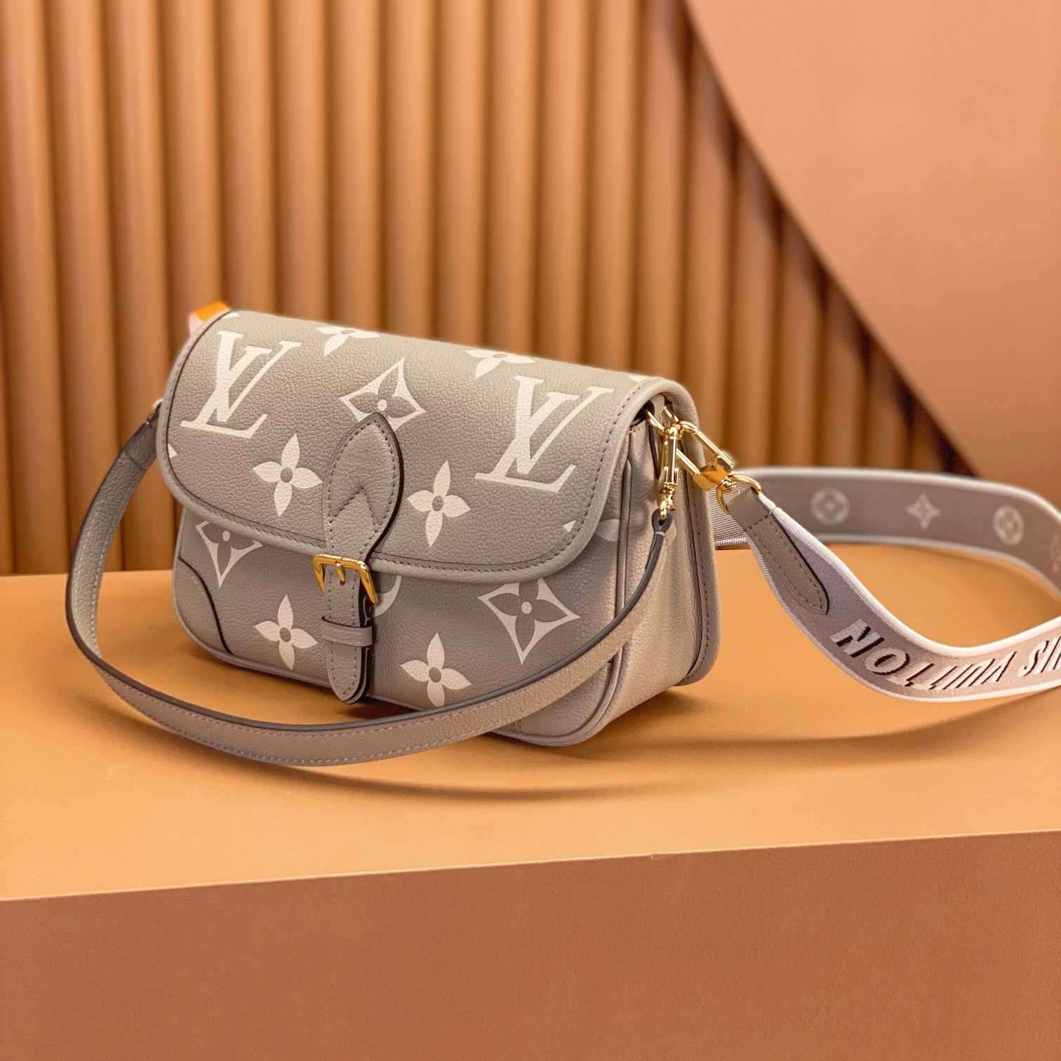 Louis Vuitton Diane (23 x 16 x 8.5cm)  M46583 - DopestKickz