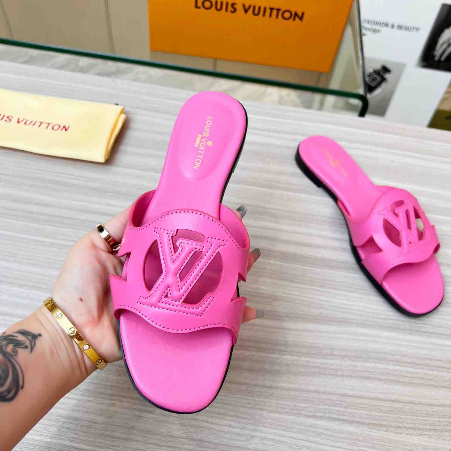 Louis Vuitton LV Isola Flat Mule   1ABP3Y - DopestKickz