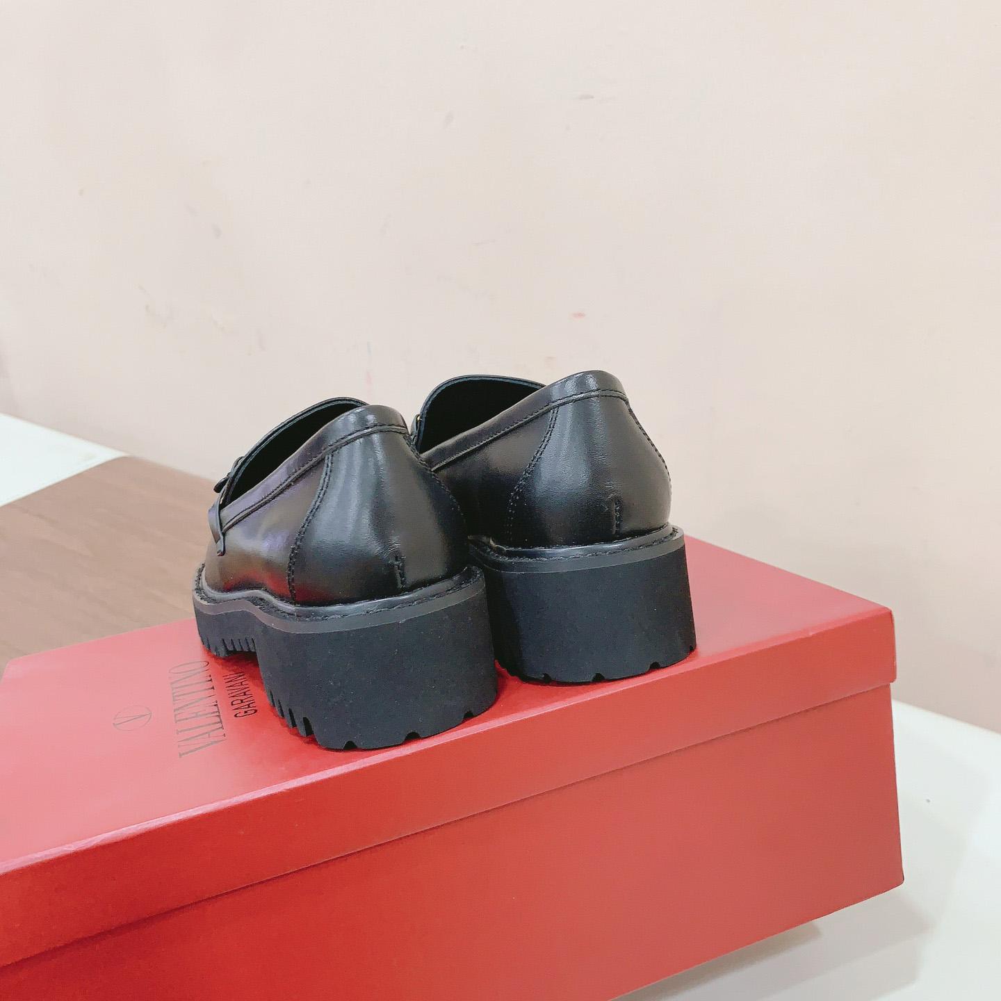 Valenti Garavani Vlogo Leather Loafer - DopestKickz