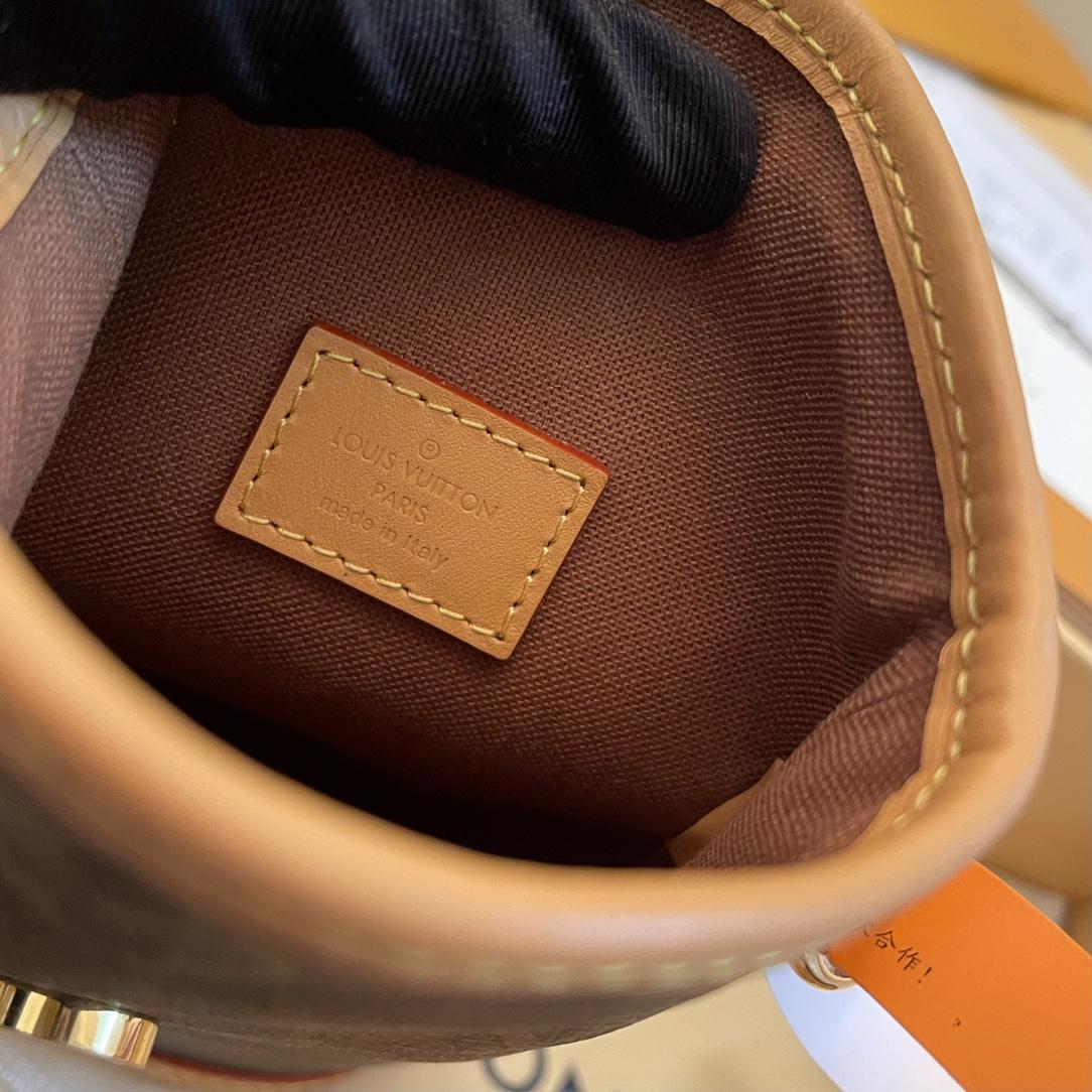 Louis Vuitton Fold Me Pouch (14.5 x 18 x 6.5 cm)  M80874 - DopestKickz
