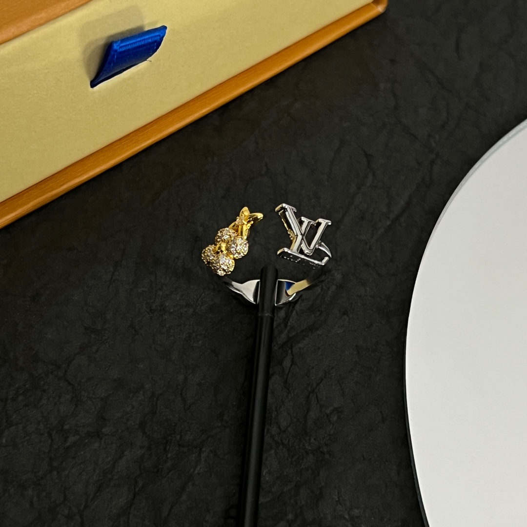 Louis Vuitto LV Gram Ring - DopestKickz