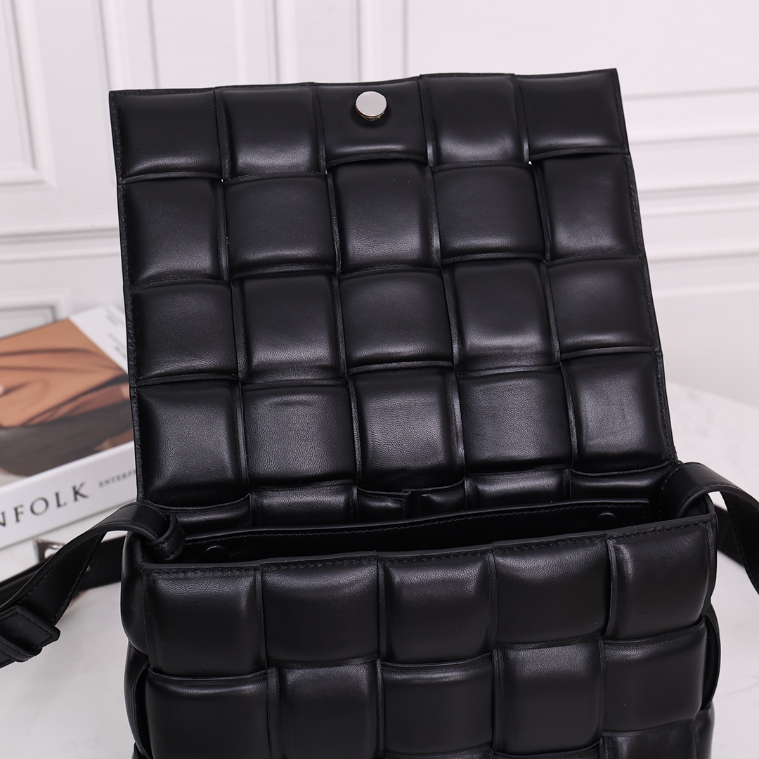 Bottega Veneta Padded Cassette Bag(26*18*8CM) - DopestKickz