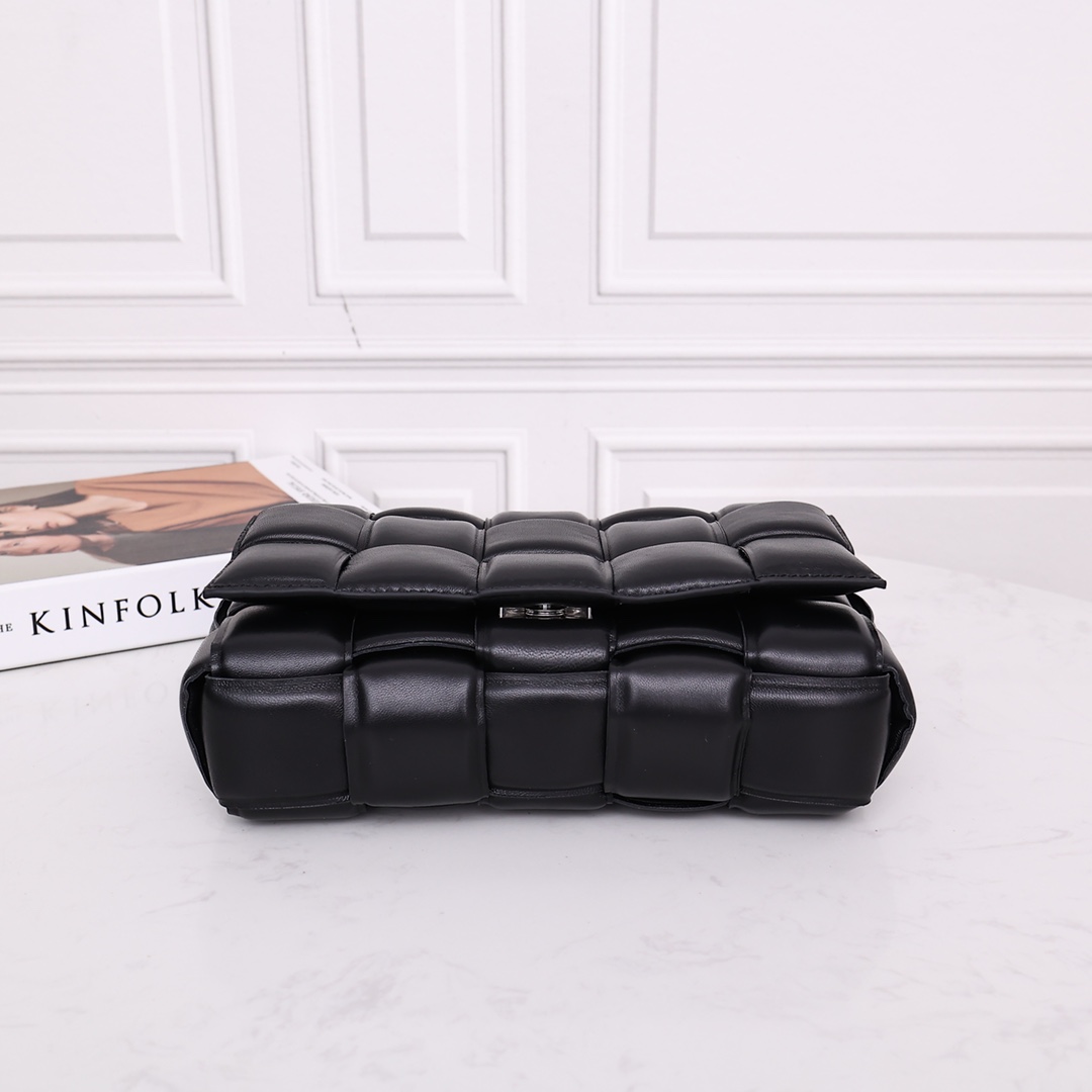Bottega Veneta Padded Cassette Bag(26*18*8CM) - DopestKickz