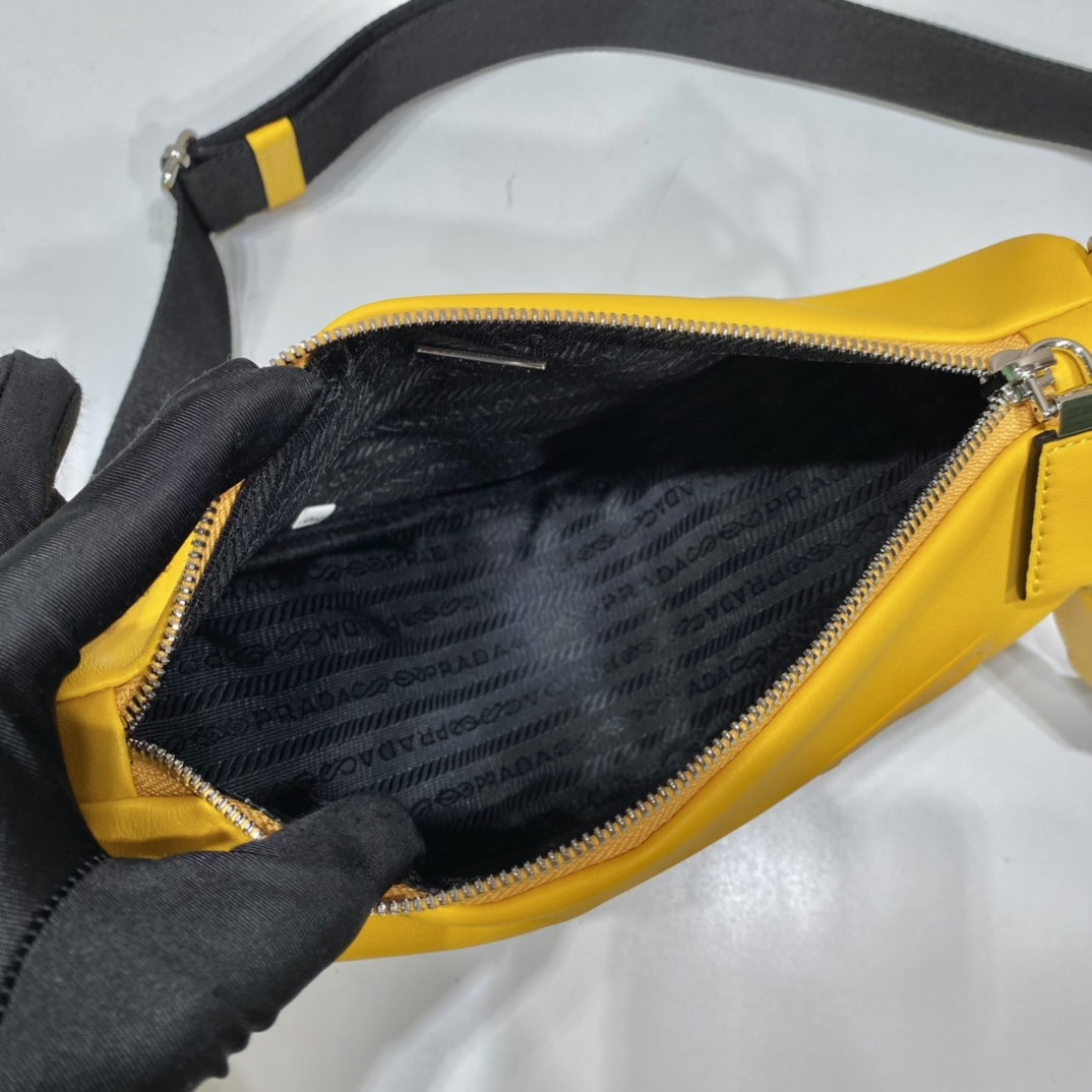 Prada Triangle Bag (26-14-12cm) - DopestKickz