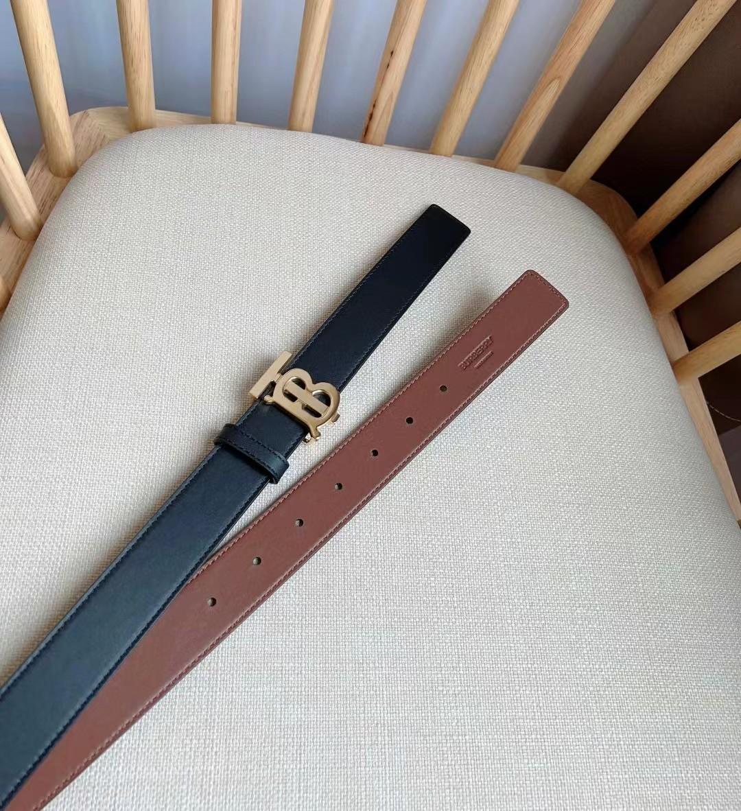 Burberry Men's Leather Reversible TB Belt - DopestKickz