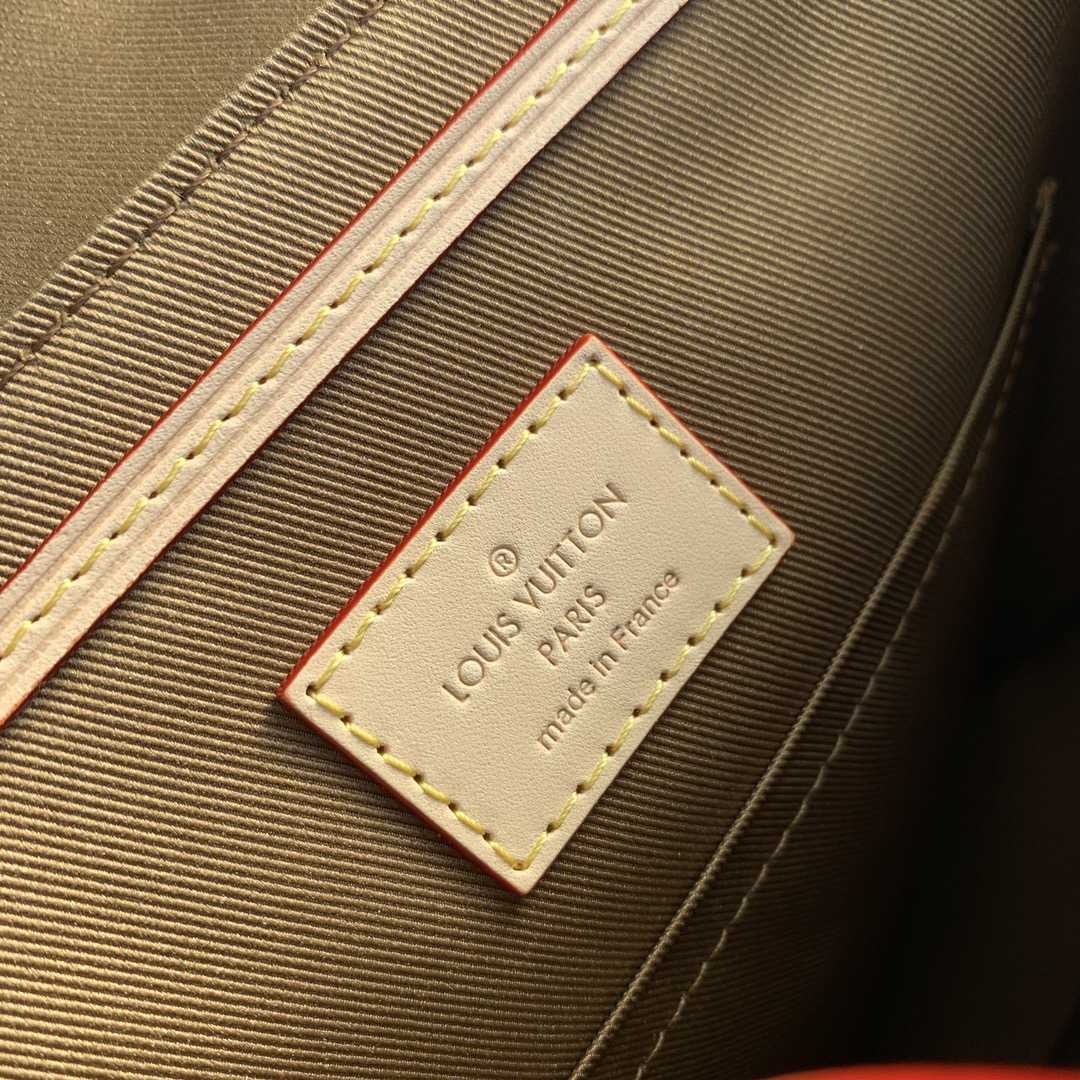 Louis Vuitton Excursion PM  (21-23-10cm)   M46932 - DopestKickz