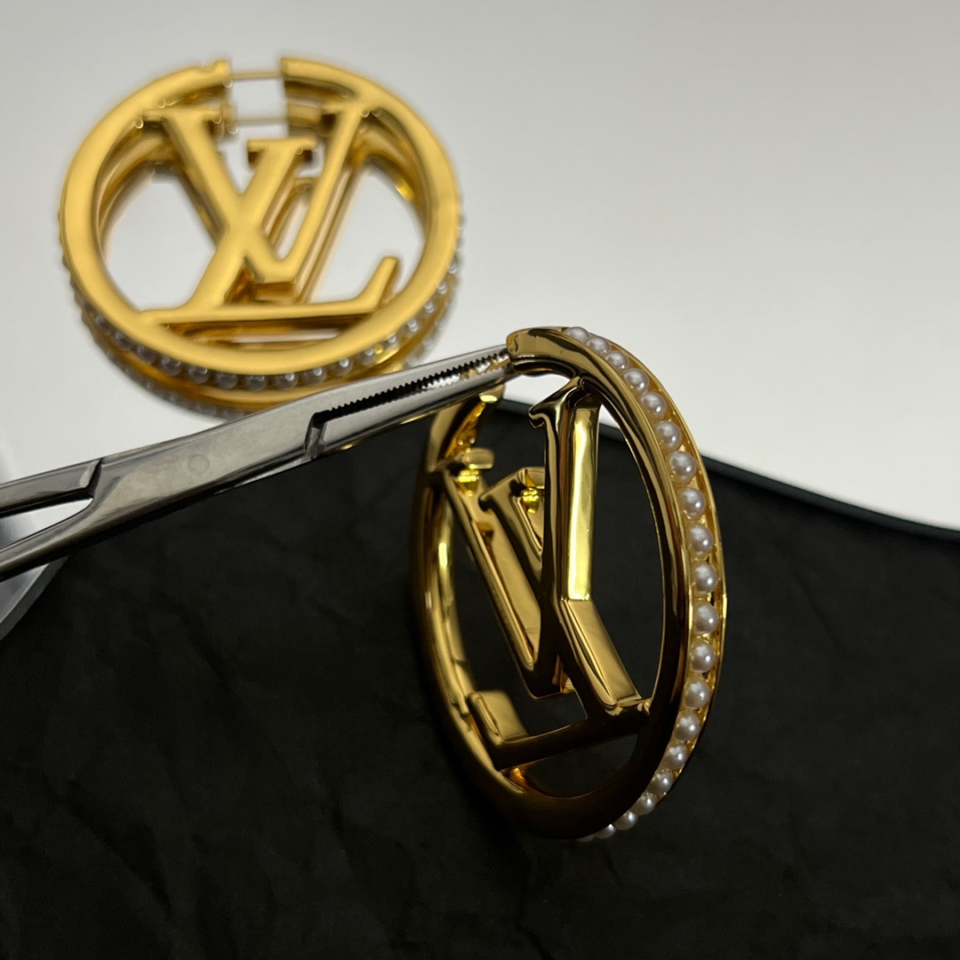Louis Vuitto Louise Pearls Earrings     M01329 - DopestKickz