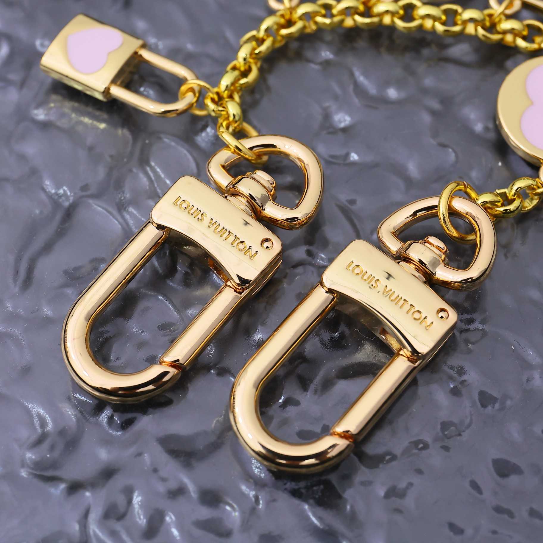 Louis Vuitton LV Iconic Heart Bag Charm    M01421 - DopestKickz