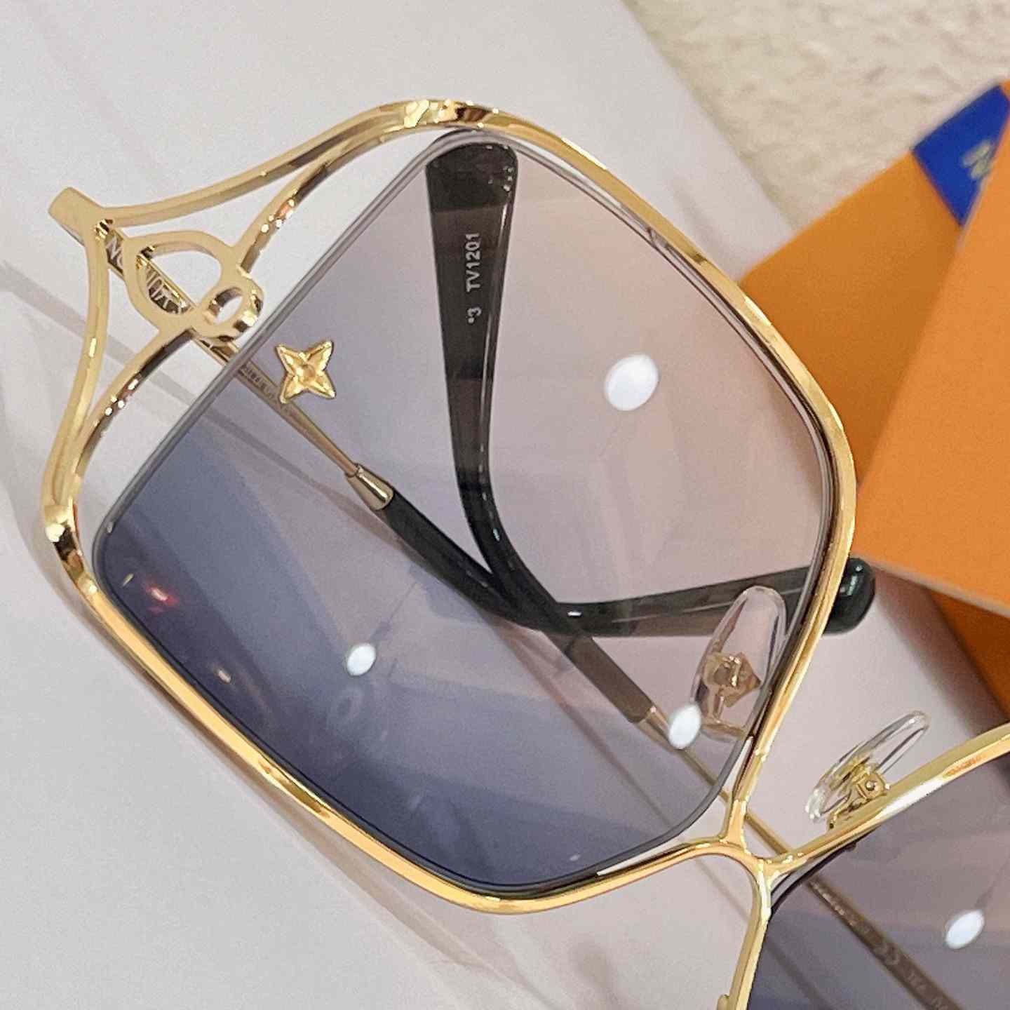 Louis Vuitton LV Petal Square Sunglasses   Z1629 - DopestKickz