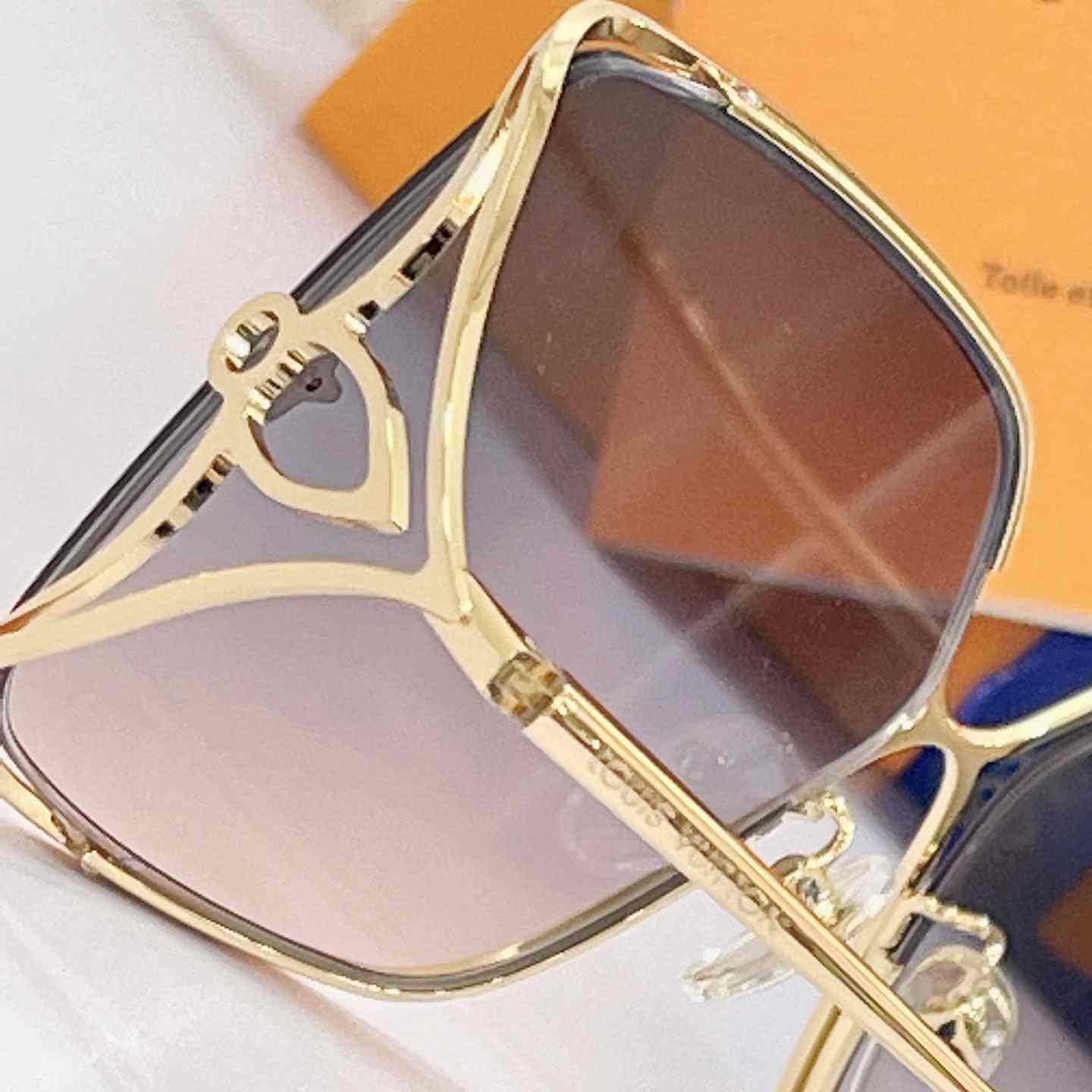 Louis Vuitton LV Petal Square Sunglasses   Z1629 - DopestKickz