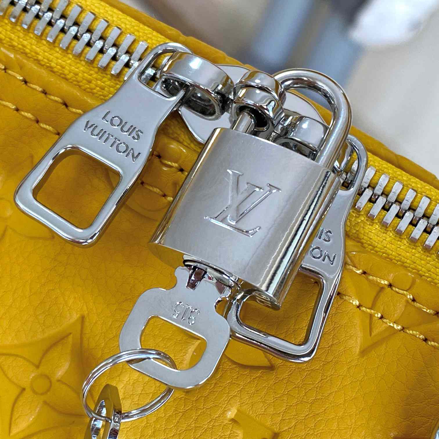 Louis Vuitton Keepall Bandoulière 50   M23748 - DopestKickz